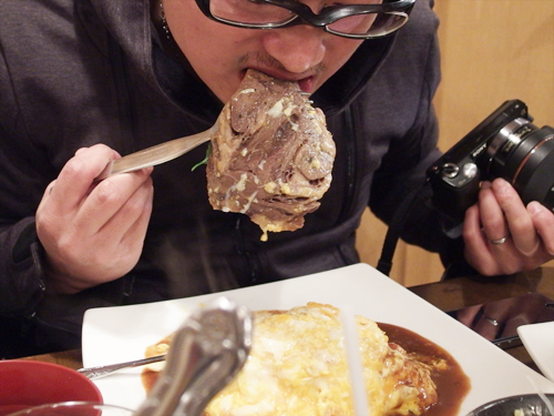 牛たんステーキをわんぱくに喰らうわんぱくブロガー 恵比寿 チャモロ #オムライス部