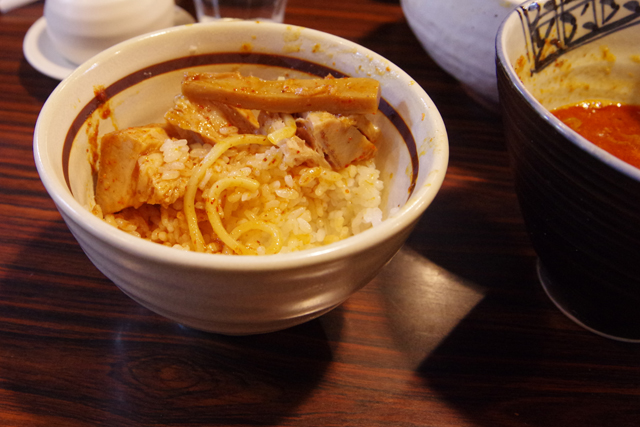 石神井公園 麺処 井の庄 辛辛魚つけ麺 チャーシューをご飯に