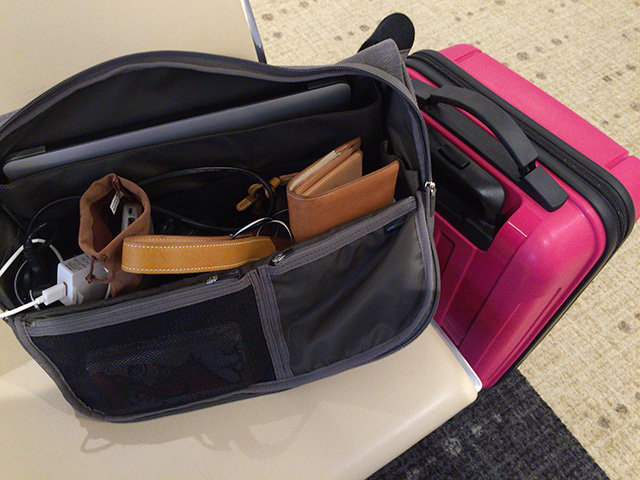 「ひらくPCバッグ」と小さめスーツケース