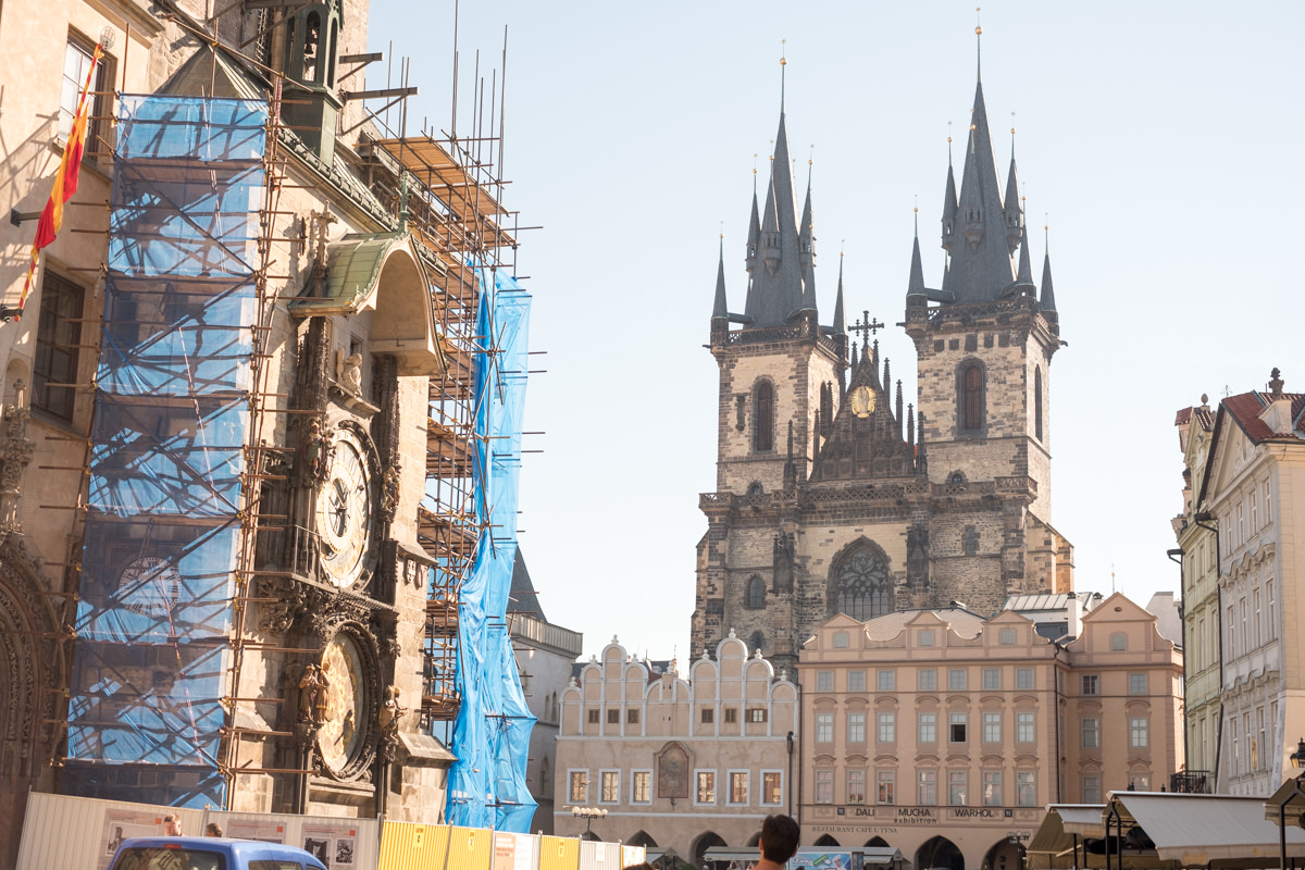 プラハ 旧市街広場の教会と時計台