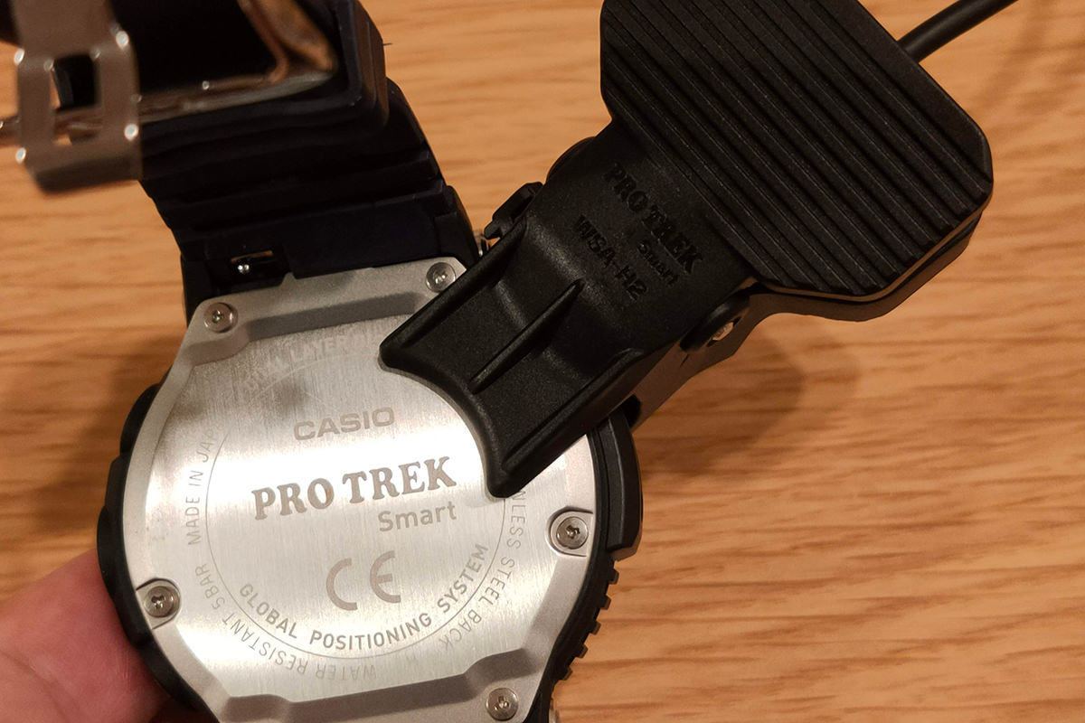 PRO TREK Smart WSD-F30 充電ケーブル外れやすい問題